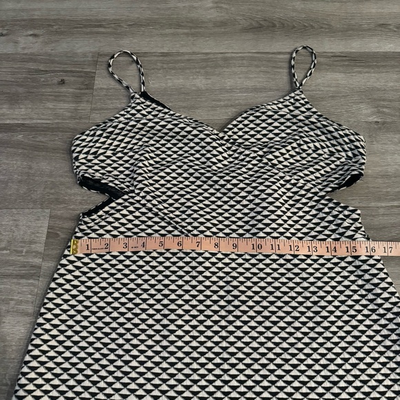 H&M black and white geometrical print dress size large - Picture 6 of 7